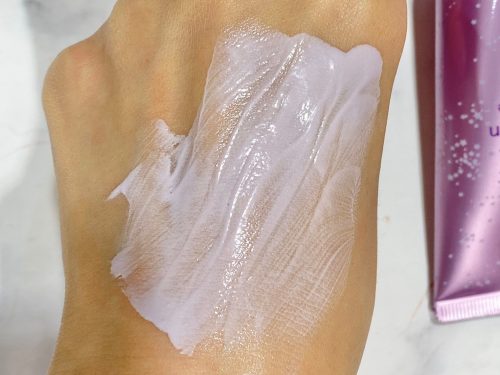 パラソーラ「イルミスキン UVエッセンス V」を手に