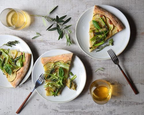 ジャガイモ、アスパラガス、ローズマリーのピザ