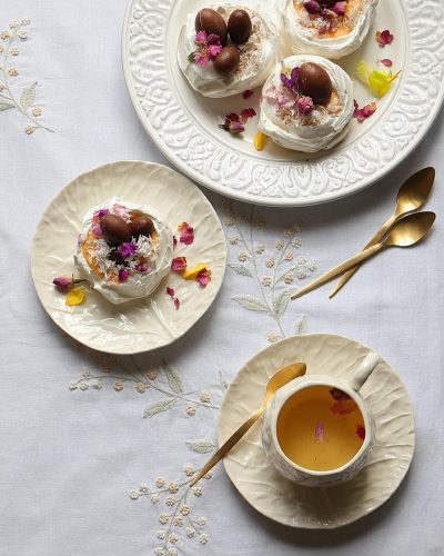 メレンゲネストのココナッツクリーム添え