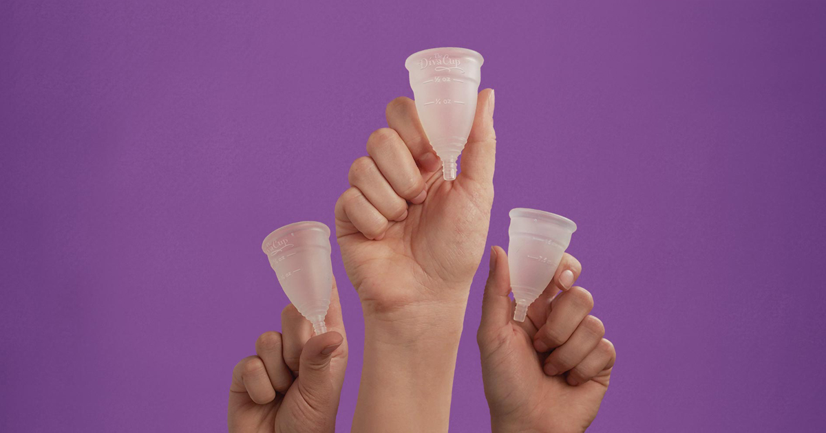 女性の手とディーバカップ
