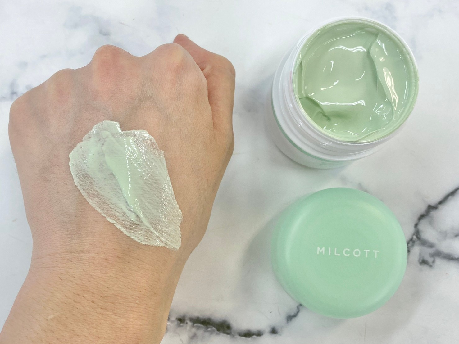 グリーンシューを肌に乗せた様子