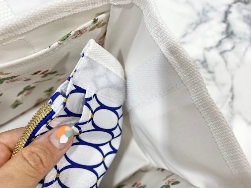 ルネッサンスゴールド柄のポーチをワイルドストロベリー柄のトートバッグに取り付けているところ