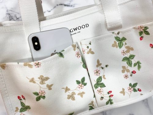 ワイルドストロベリー柄のトートバッグにスマホを入れているところ