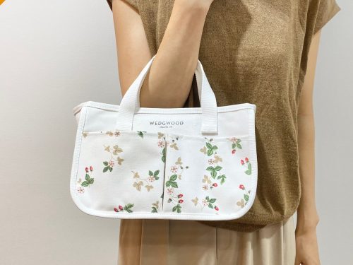 WEDGWOODトートバッグを腕にかけているところ