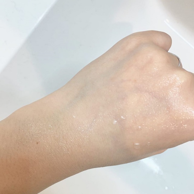 豆乳導入ミスト化粧水手につける