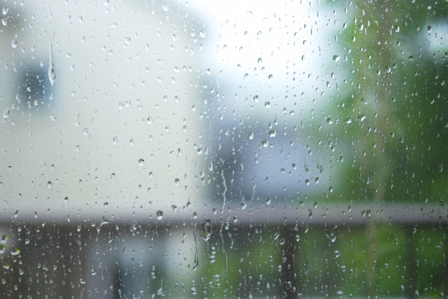 雨降りで窓ガラスに水滴がついているところ