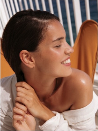 オイルを髪になじませる女性