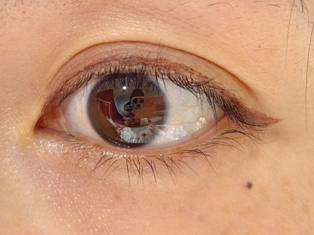 カラーアイライナーピンクブラウンまぶた開け