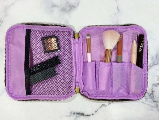 ANNA SUI ポーチを開いたところ