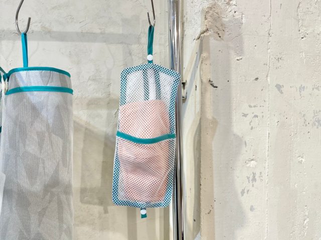 そのまま干せるマスク専用洗濯ネットでマスクを干しているところ