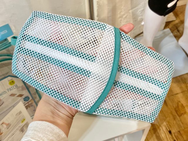 そのまま干せるマスク専用洗濯ネットを手に持っているところ