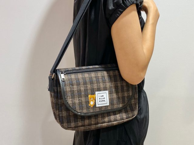 ツイードショルダーバッグ･ブラウンを肩にかけた女性