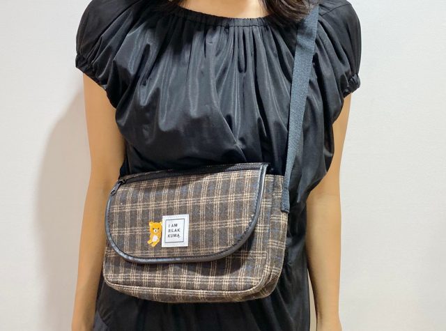 ツイードショルダーバッグ･ブラウンを斜め掛けにした女性