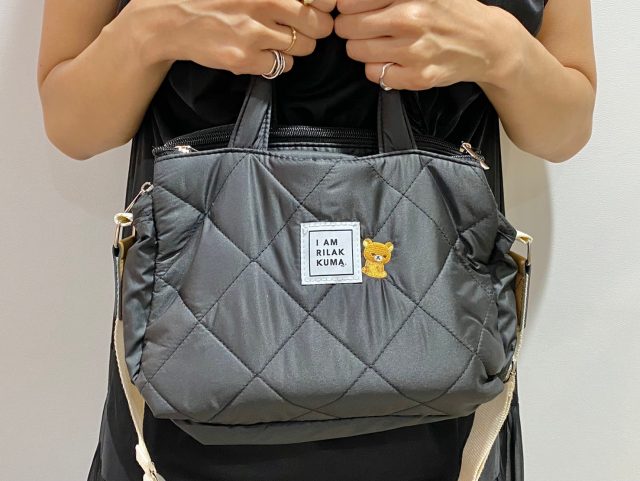 2WAYキルティングバッグを手に持った女性