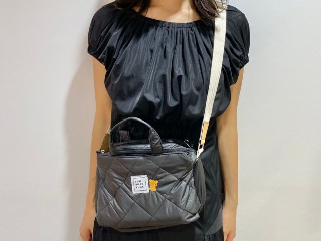 2WAYキルティングバッグを斜め掛けにした女性