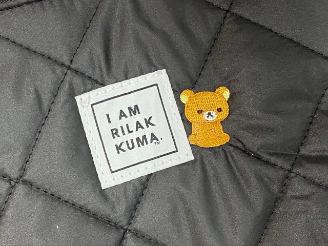 2WAYキルティングバッグに縫い付けられたリラックマの刺繍とタグ