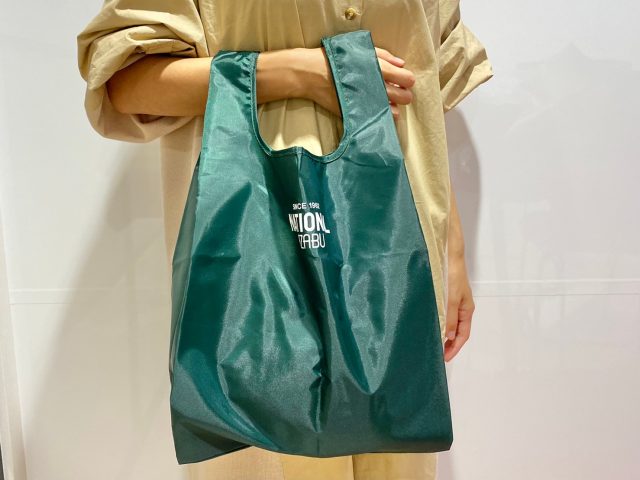 ナショナル麻布エコバッグを手に持つ女性