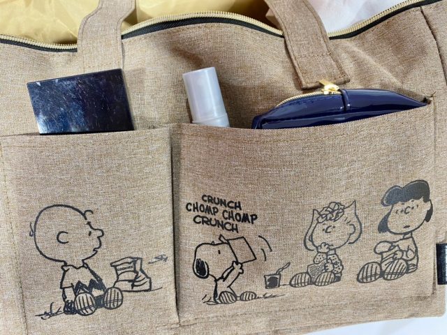スヌーピー･ピクニックバッグのポケットに物を入れたところ