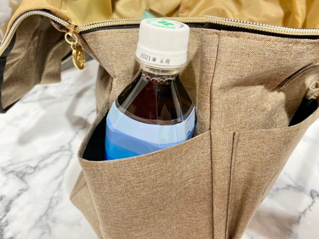 スヌーピー･ピクニックバッグのサイドポケットにペットボトルを入れたところ