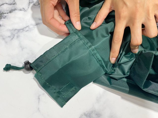 ナショナル麻布エコバッグを折りたたんでいるところ