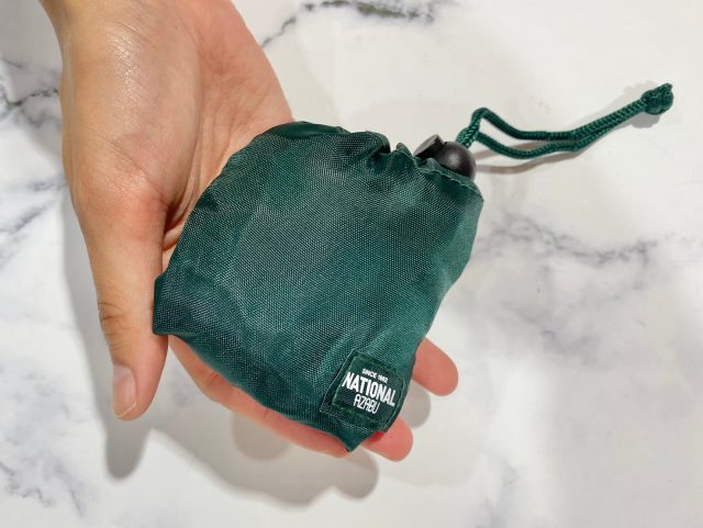 収納袋に入れたナショナル麻布エコバッグを手のひらに乗せたところ