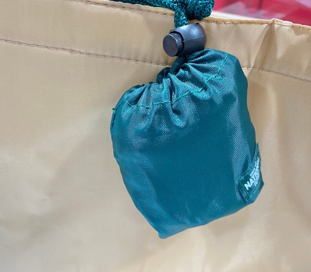 ナショナル麻布エコバッグをショッピングバッグに取り付けたところ