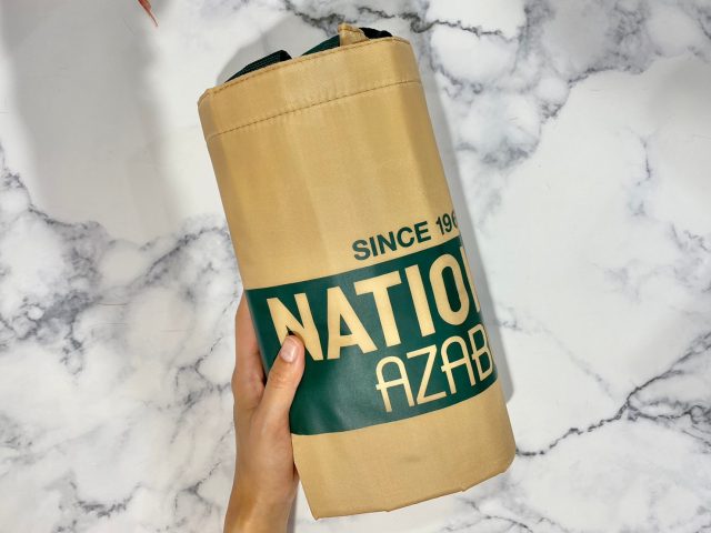 ナショナル麻布ショッピングバッグをくるくる丸めたところ