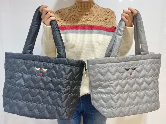 a-jolieのトートバッグを手に持った女性