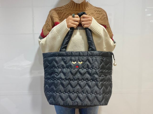 a-jolieのトートバッグを手に持った女性