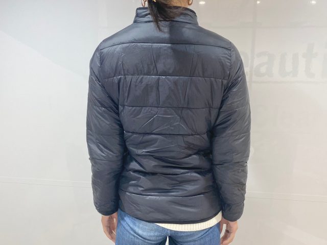 mozのダウンジャケットを着て後ろを向いた女性