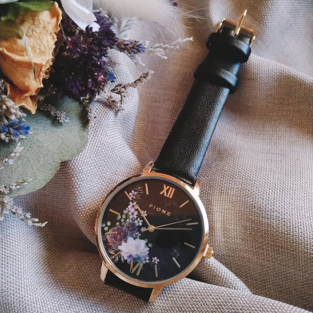 ブラックの500円腕時計の画像