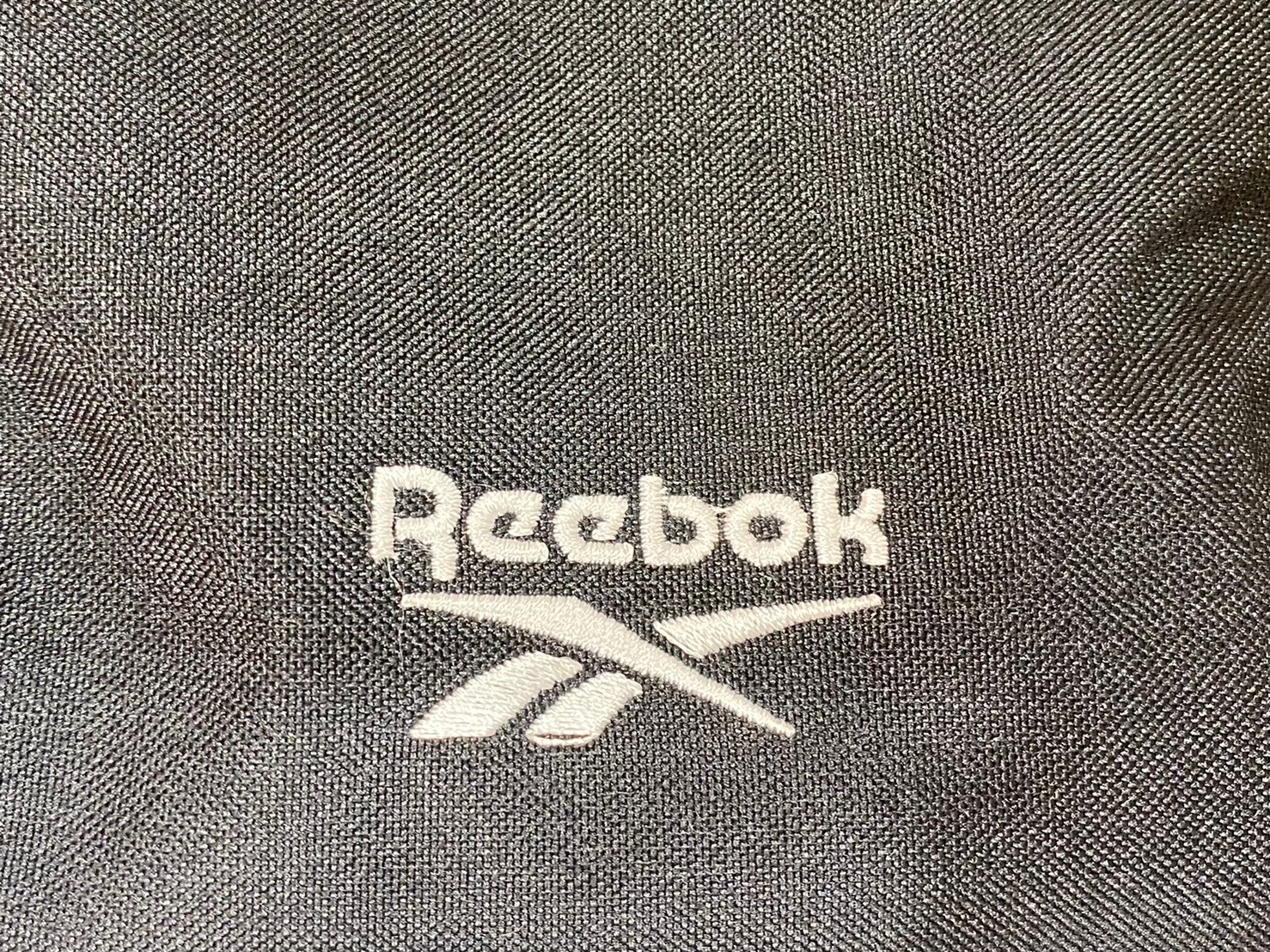 Reebokのブランドロゴの画像
