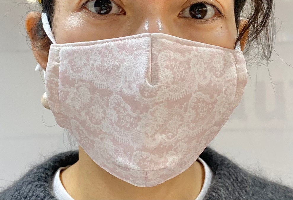 潤い美人マスクのピンクを着けた画像