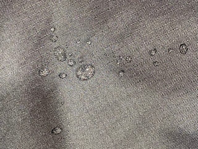 ムーミン レジカゴ型エコバッグに水滴を垂らしたところ