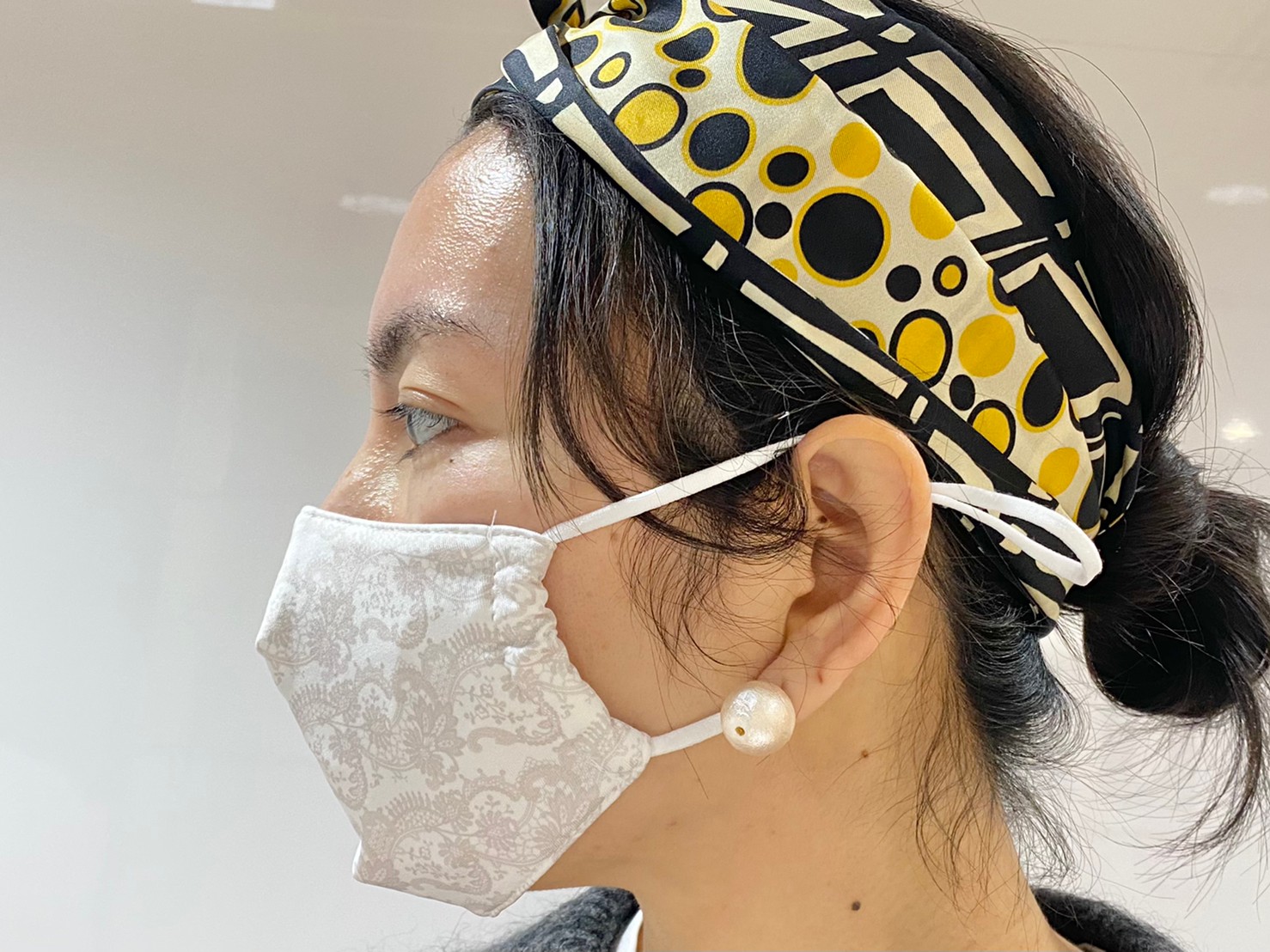 い美人マスクのグレージュを着けた横顔画像