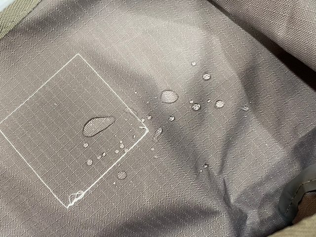 ムーミン レジバッグ型エコバッグに水滴を垂らしたところ