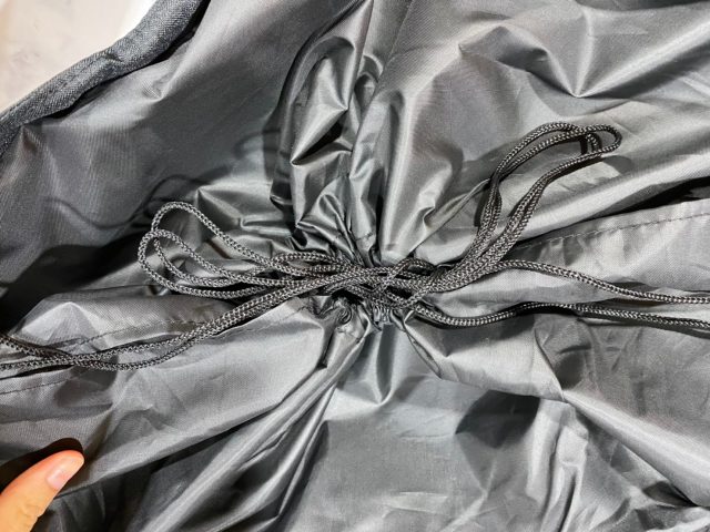 ムーミン レジカゴ型エコバッグの紐を閉めたところ