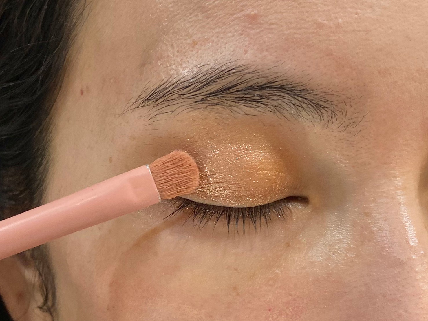 アイシャドウをつける