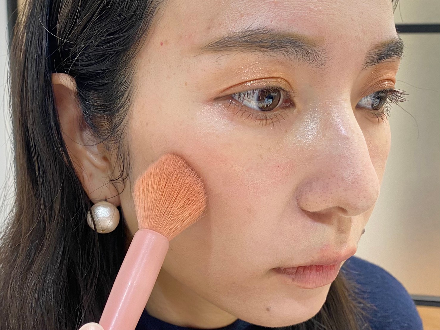 チークをつける