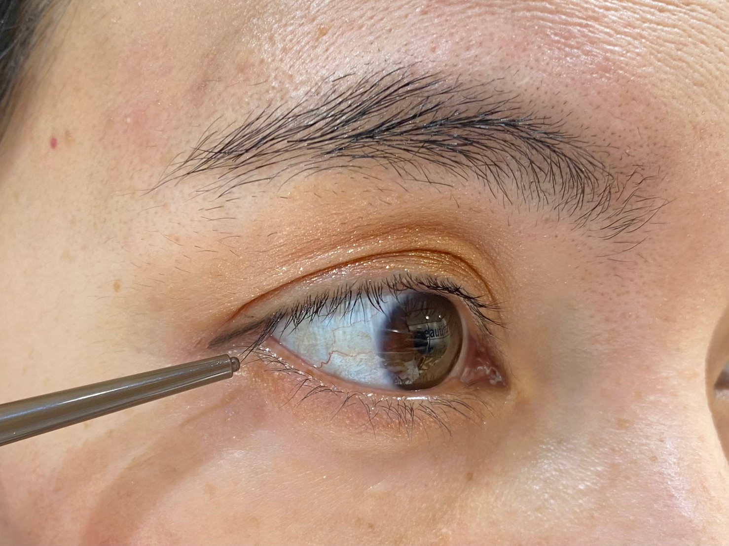 アイライナーを引く