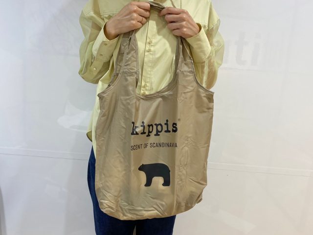 kippis(R) easy carry eco bag･しろくまを持った女性