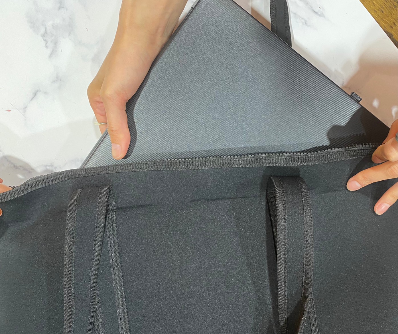 SMART TOTE BAGにPCを入れる画像