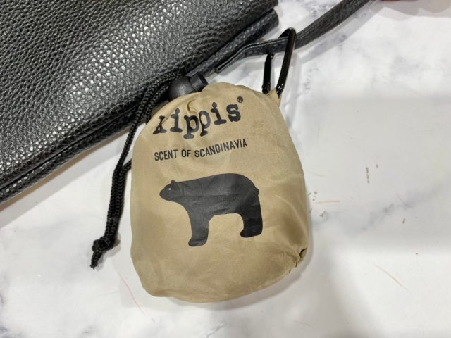 kippis(R) easy carry eco bagをカラナビでバッグに取り付けたところ