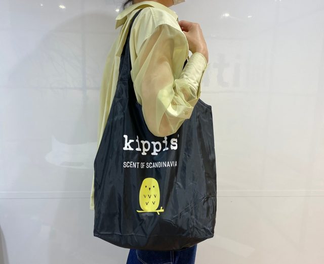 kippis(R) easy carry eco bag･ふくろうを肩にかけた女性