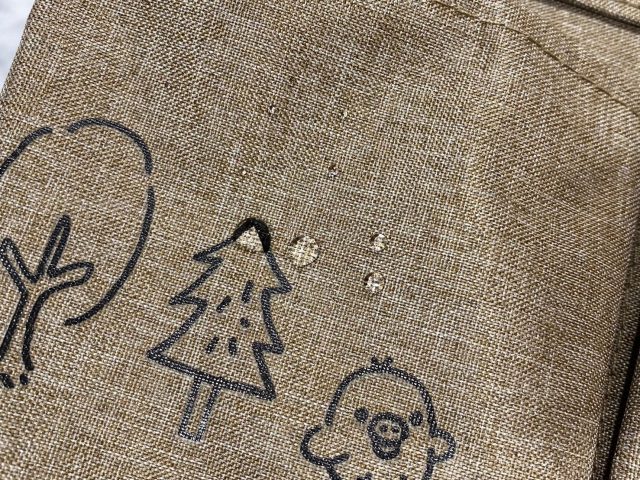 リラックマfeat.KiU撥水BIGピクニックバッグが水を弾いているところ