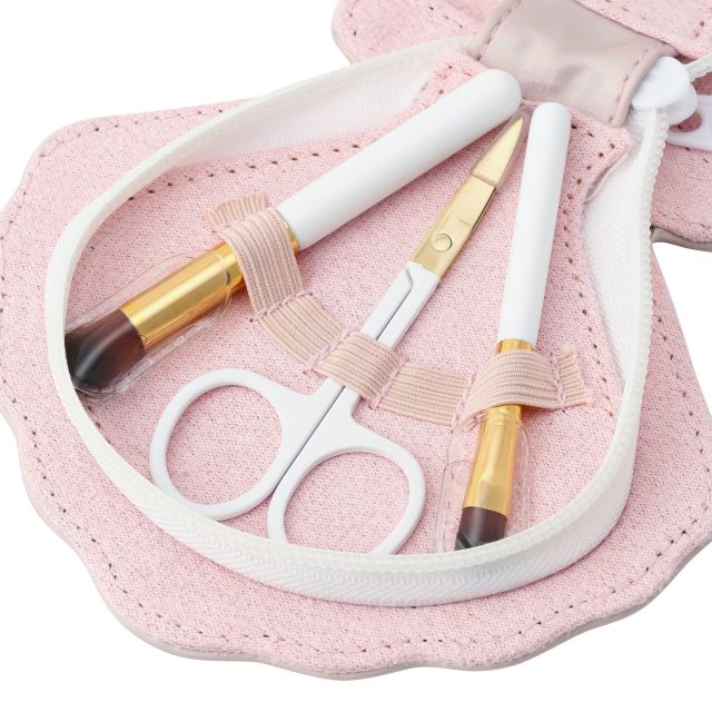 シェルポーチにセットされているメイクアップツール