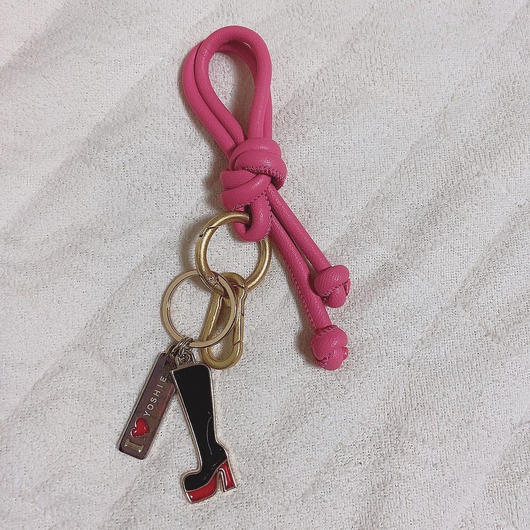 レザーノットキーリングにチャームをつけた画像