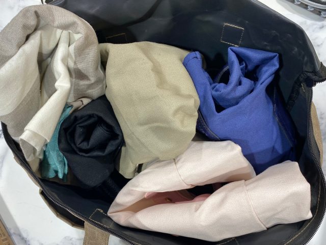 リラックマfeat.KiU撥水BIGピクニックバッグに洋服を入れたところ