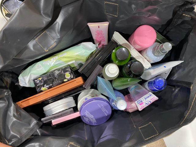 リラックマfeat.KiU撥水BIGピクニックバッグにコスメを入れたところ