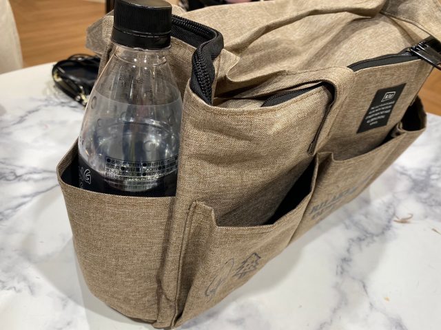 リラックマfeat.KiU撥水BIGピクニックバッグのサイドポケット